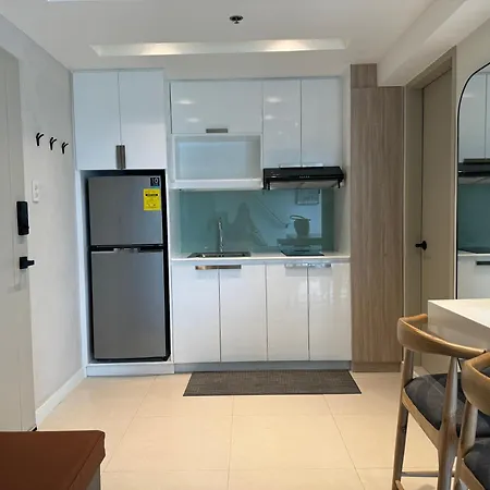 Dazzling Fully Furnished Unit Bgc W Pool Apartment