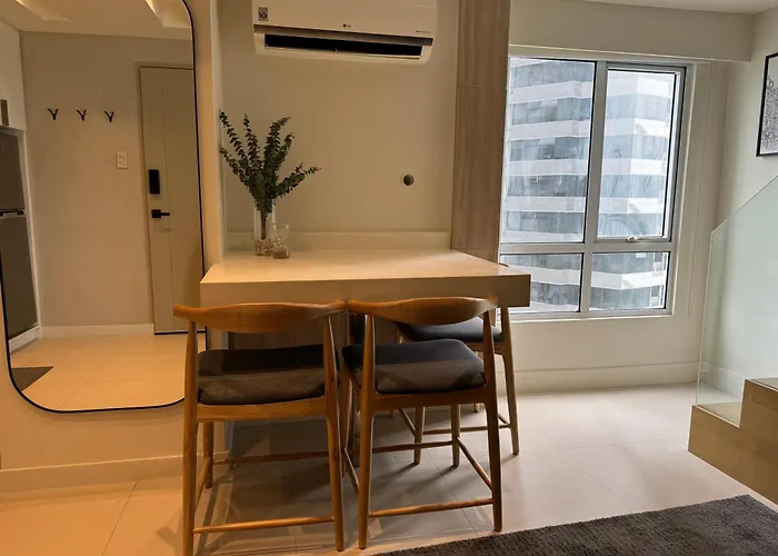 Dazzling Fully Furnished Unit Bgc W Pool شقة *