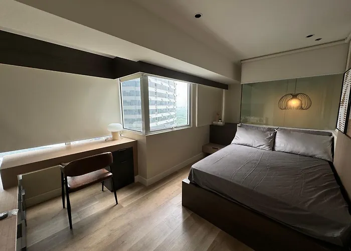 Dazzling Fully Furnished Unit Bgc W Pool شقة *